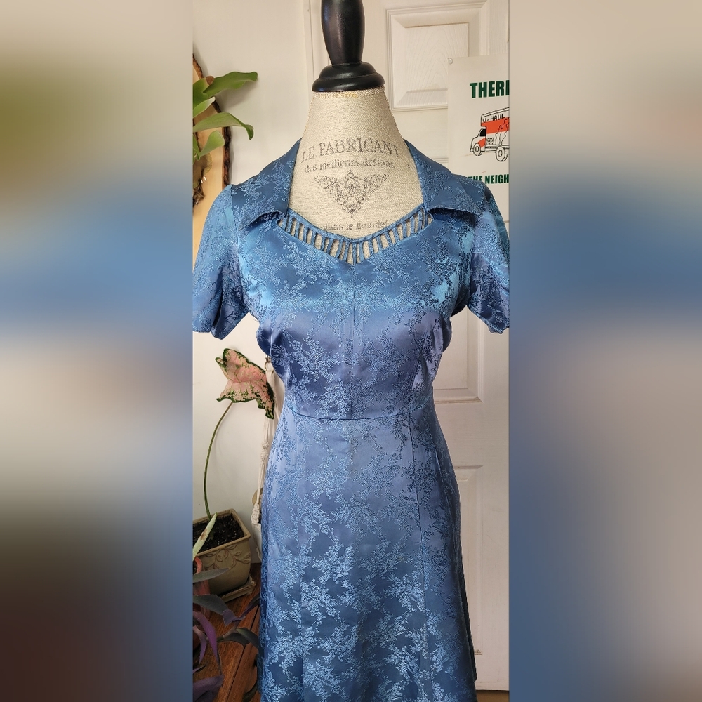 Vintage 1940s/1950s Blue Asian-Inspired Jacquard Floral Dress – Size M